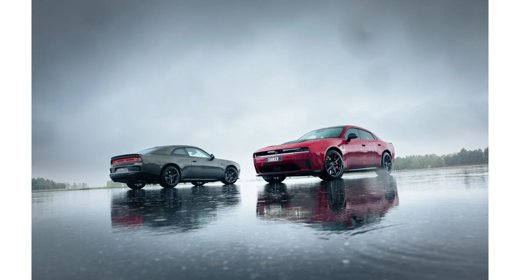 Nuevo Dodge Charger y Challenger en pista mojada.