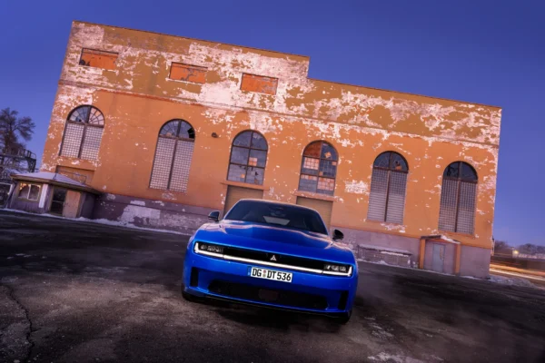 Dodge Charger Daytona azul eléctrico, luces diurnas LED encendidas.