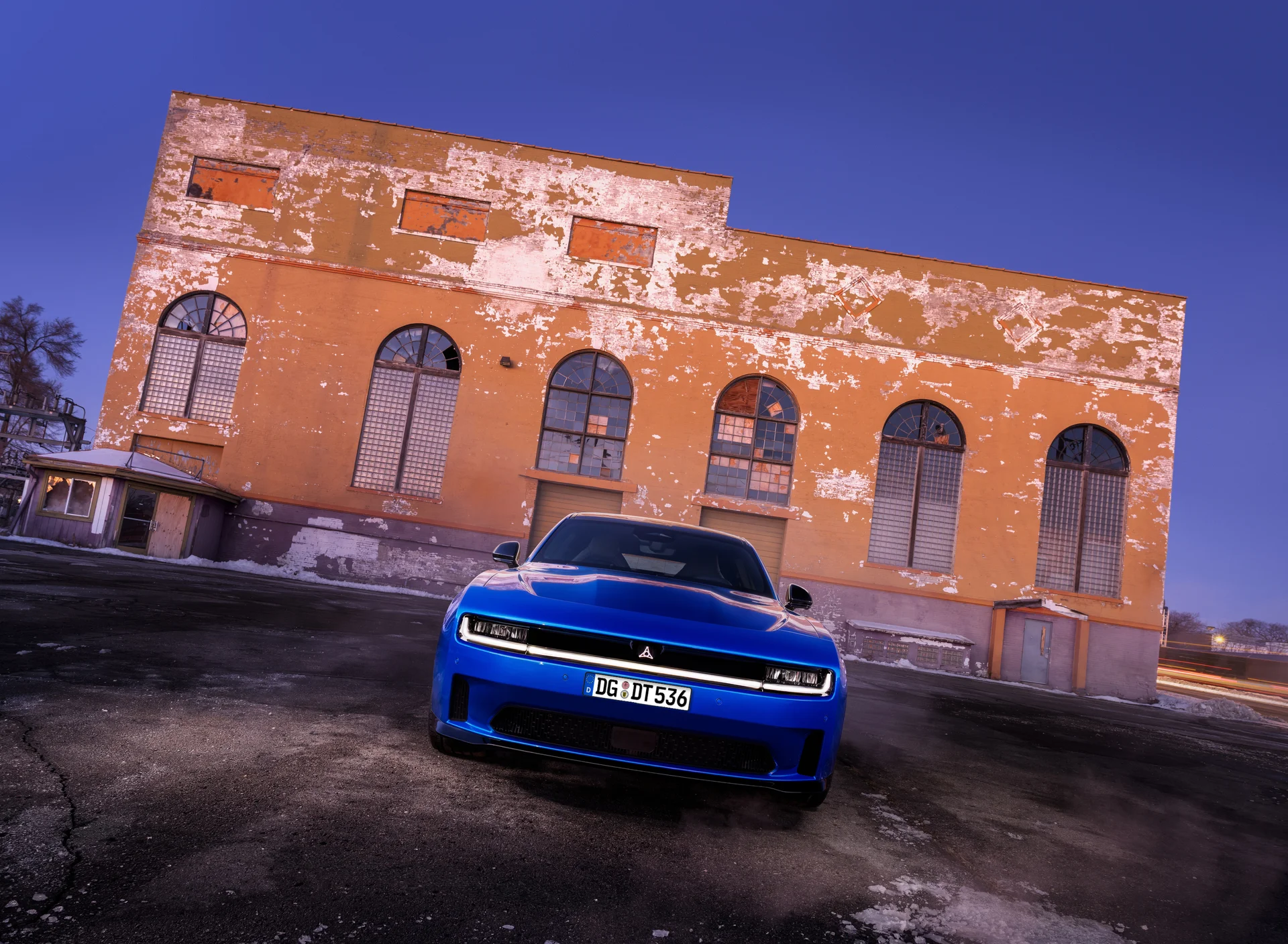 Dodge Charger Daytona azul eléctrico, luces diurnas LED encendidas.