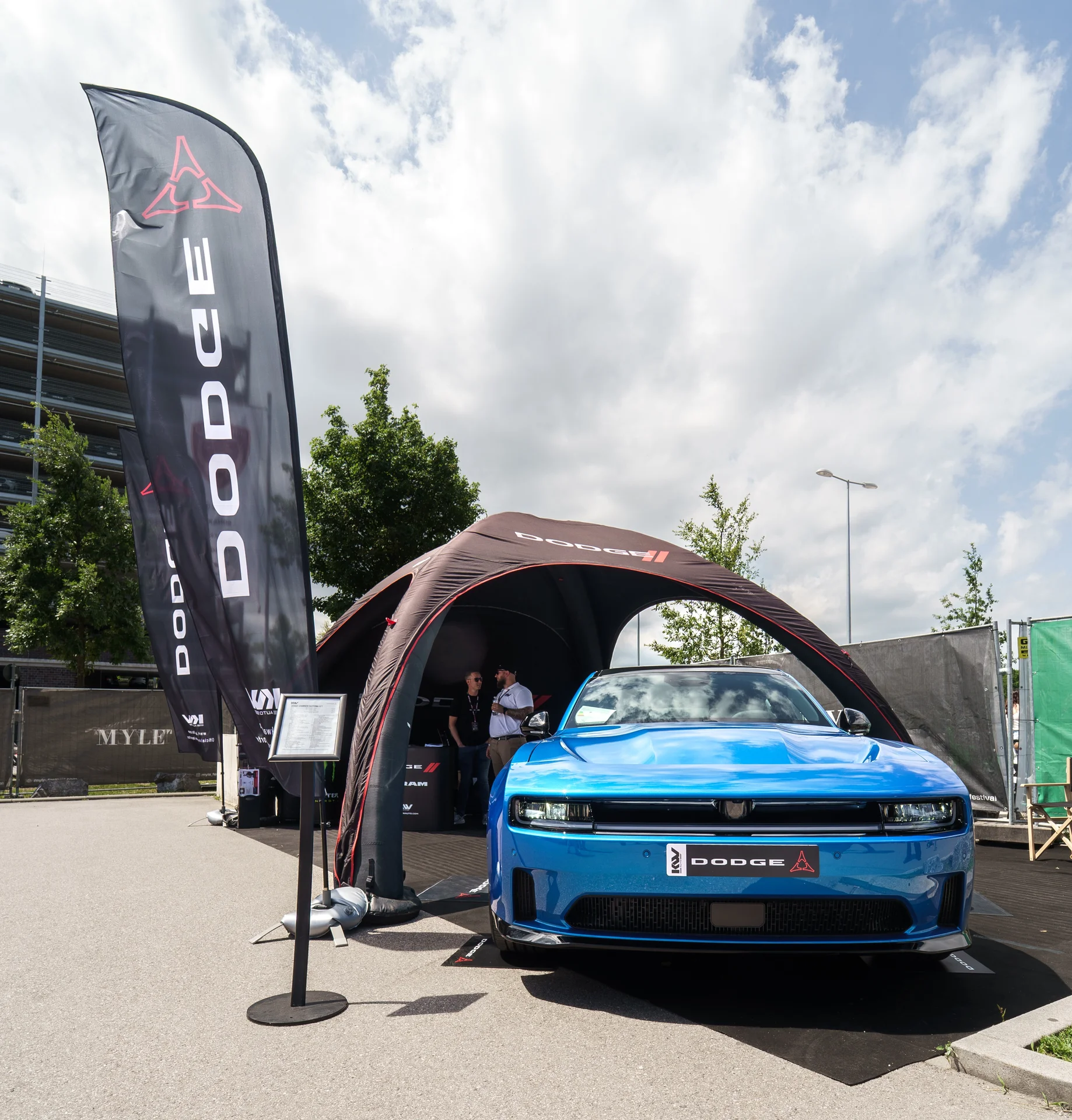 Dodge Charger azul evento frontal luz LED