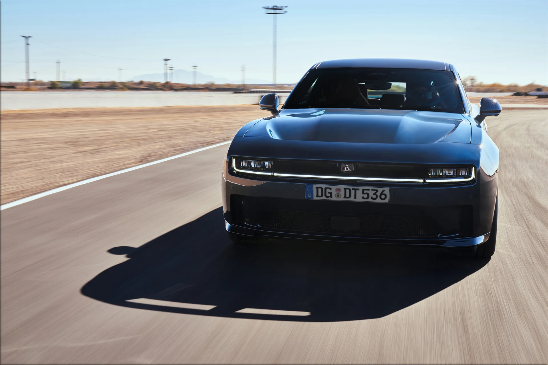 Dodge Charger en pista, vista frontal dinámica.
