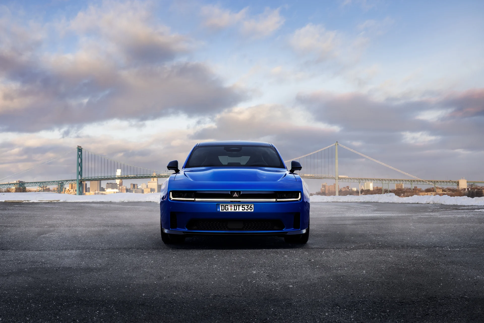 Dodge Charger azul frontal con luz LED.