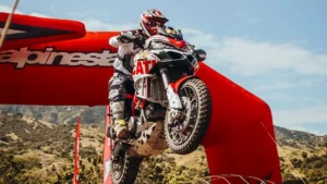 campeonato Doble Propósito: Motociclista en salto sobre camioneta destrozada