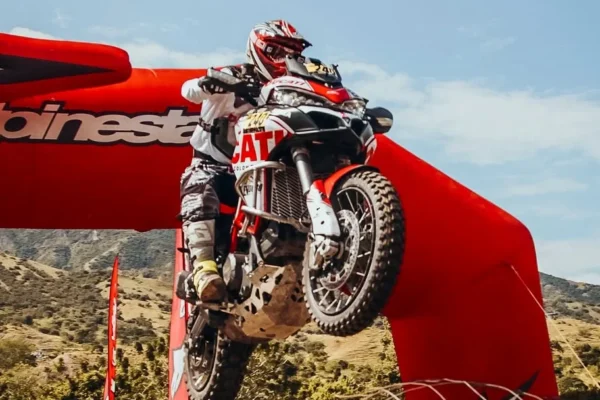 campeonato Doble Propósito: Motociclista en salto sobre camioneta destrozada
