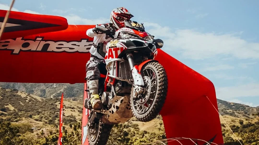 campeonato Doble Propósito: Motociclista en salto sobre camioneta destrozada