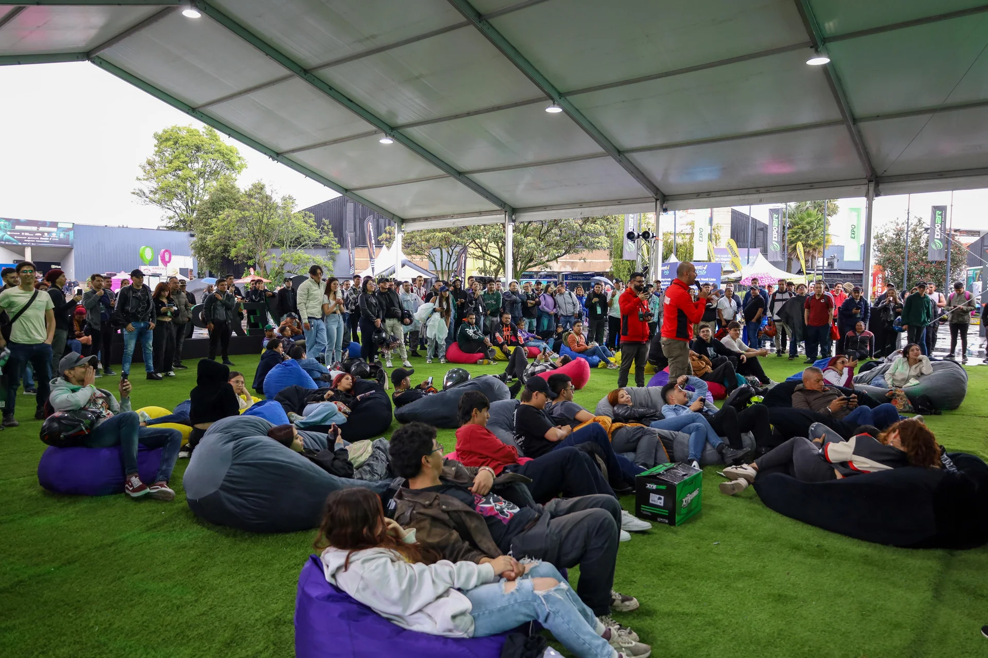 Expo 2 Ruedas 2026: Corferias se enciende con motos y experiencias familiares 2 Público masivo en Expo 2 Ruedas 2026 en Corferias.