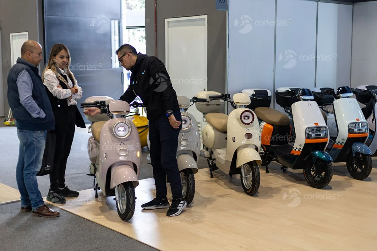 Expo2Ruedas 2026: Expositor con personas y motos eléctricas en Corferias