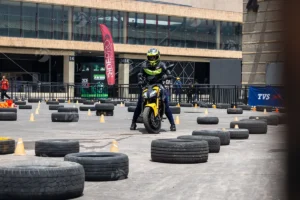 Expo2Ruedas 2026: Motociclista en circuito de pruebas de Expo2Ruedas.