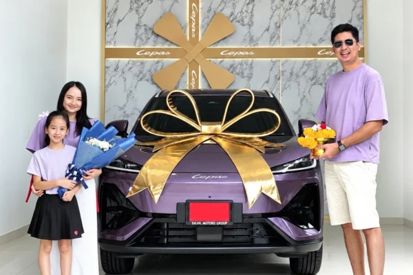 LEPAS Global Elegant Lifestyle Week: Familia con vehículo nuevo adornado con gran lazo dorado.