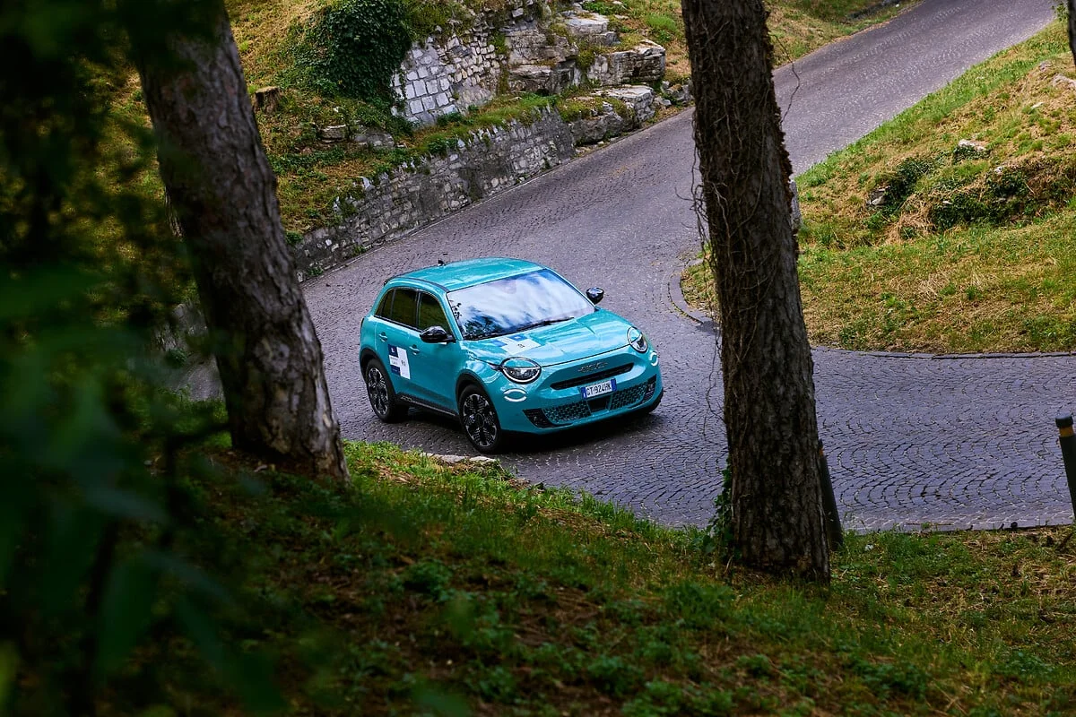 FIAT 600 Hybrid: FIAT 600  azul en carretera montañosa.