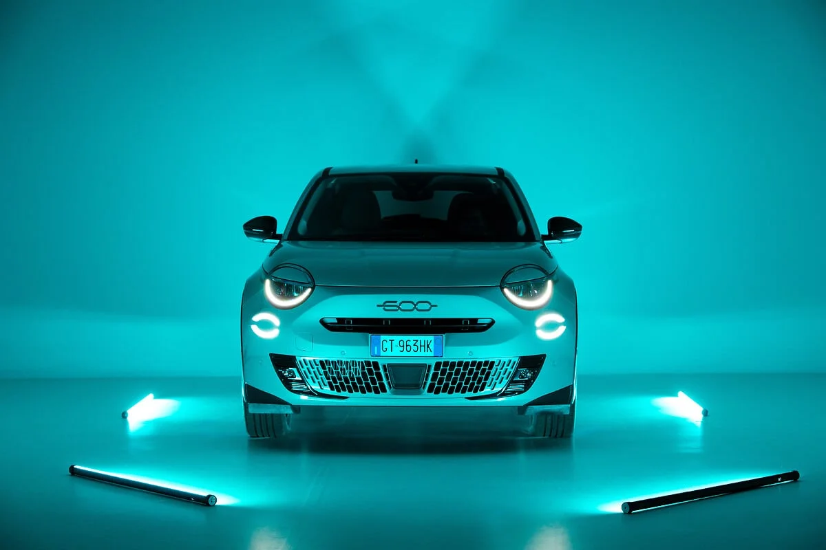 FIAT 600 Hybrid: Vista frontal del Fiat 500e con iluminación LED azul.