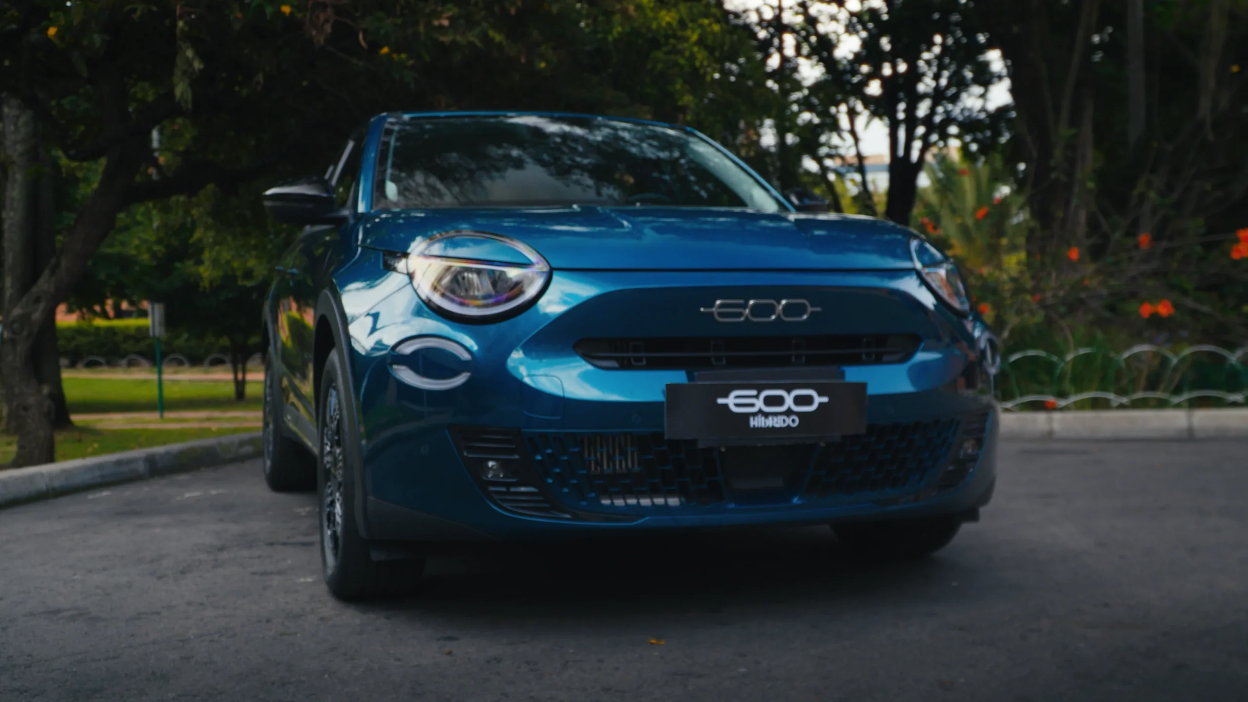 FIAT 600 Hybrid: Fiat 600 Híbrido frontal con faros LED.
