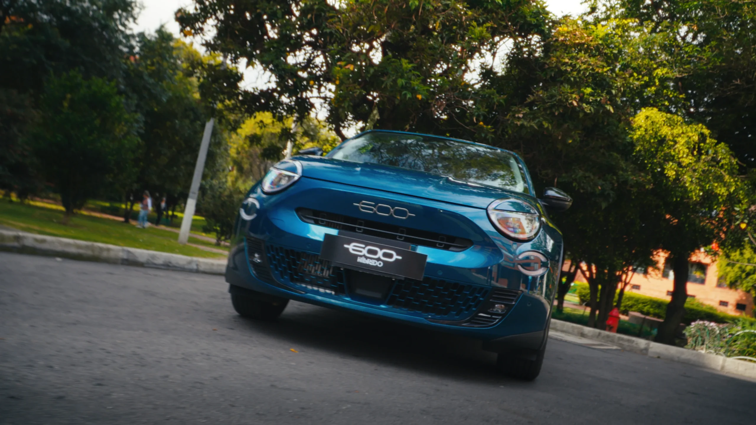FIAT 600 Hybrid: Fiat 600 Híbrido, vista frontal azul.