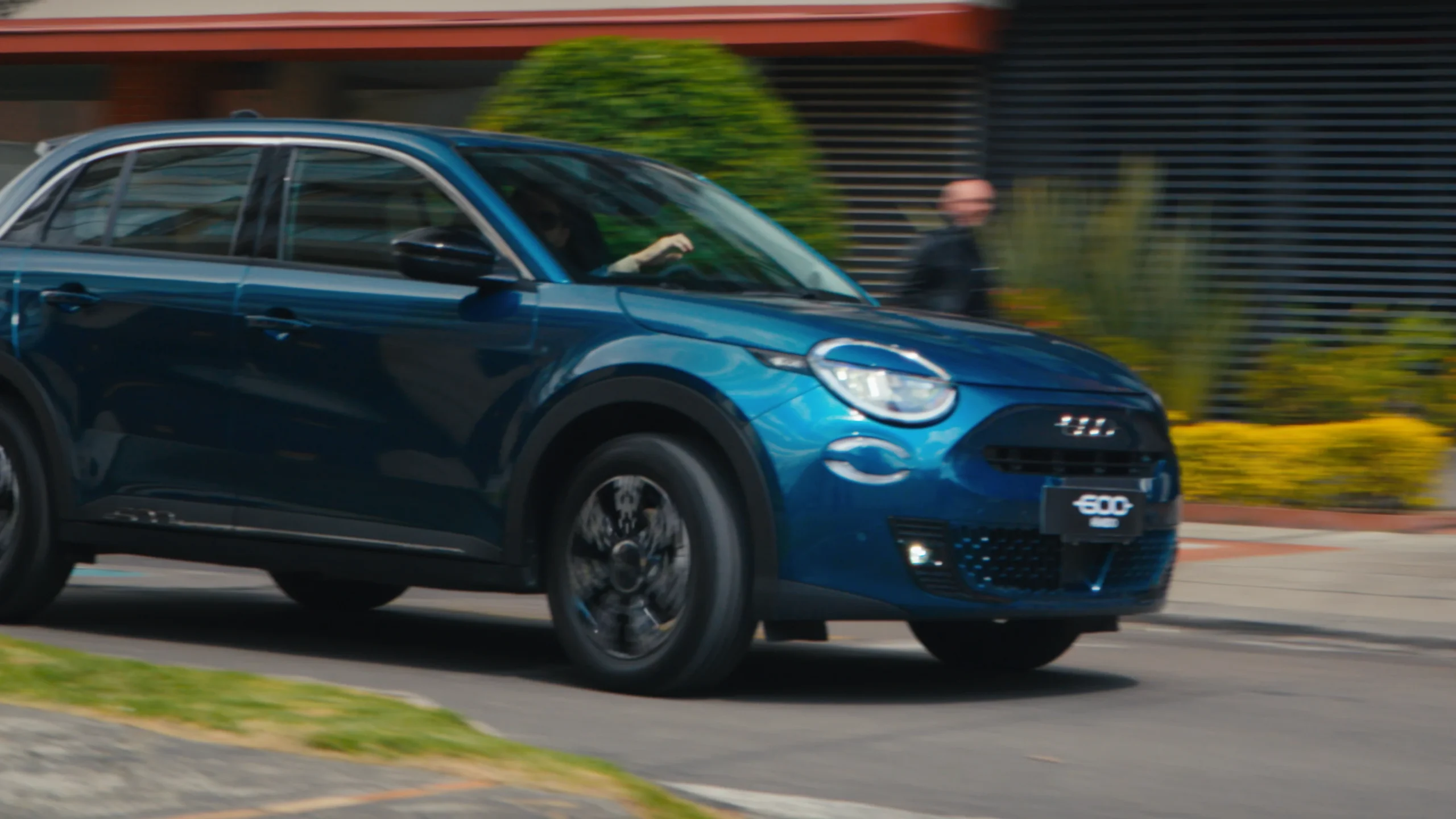 FIAT 600 Hybrid: FIAT 600 azul en movimiento, vista frontal.