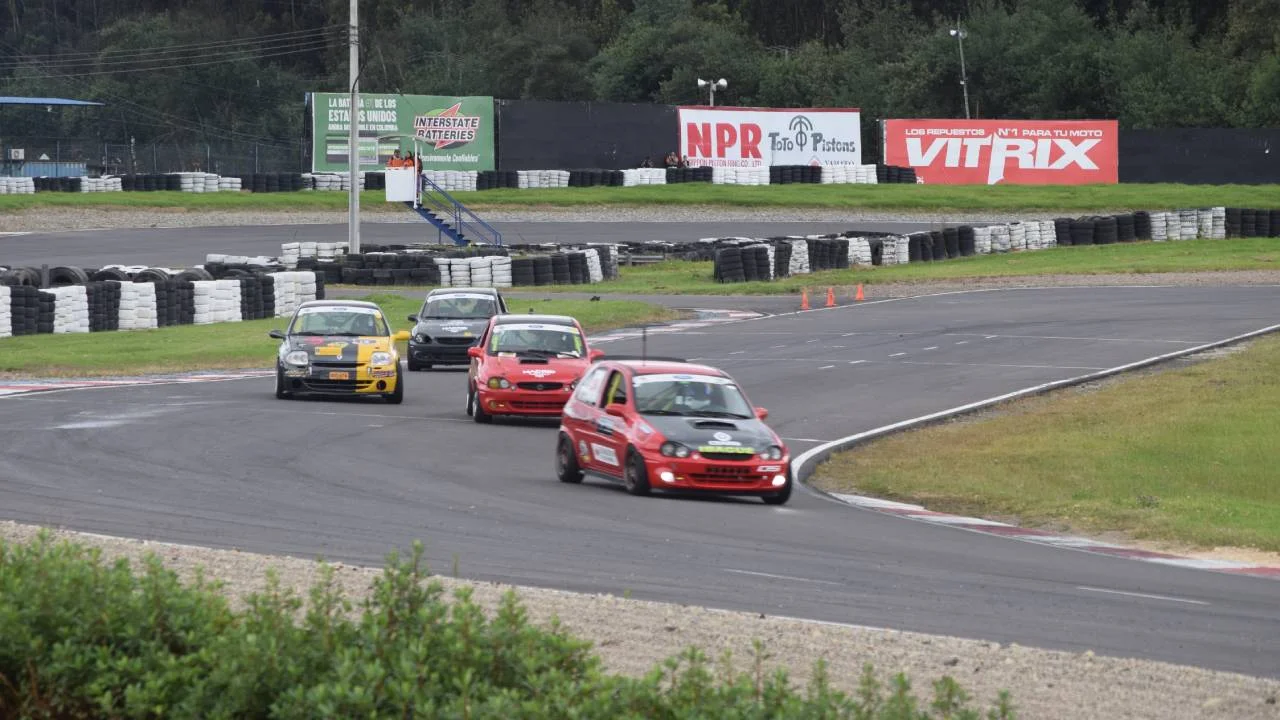 Campeonato Nacional de Automovilismo 2026: Tocancipá coronó a sus campeones 2 Campeonato Nacional de Automovilismo 2026: Vehículos de carreras compitiendo en Premio Ford 130.