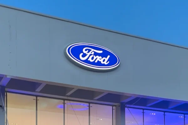 expansión de Ford: Ford Bronco abierto en concesionario nuevo.