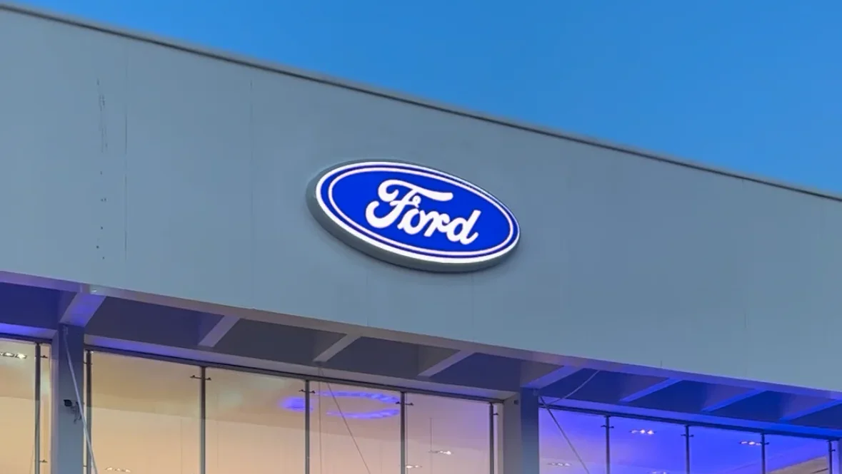 expansión de Ford: Ford Bronco abierto en concesionario nuevo.