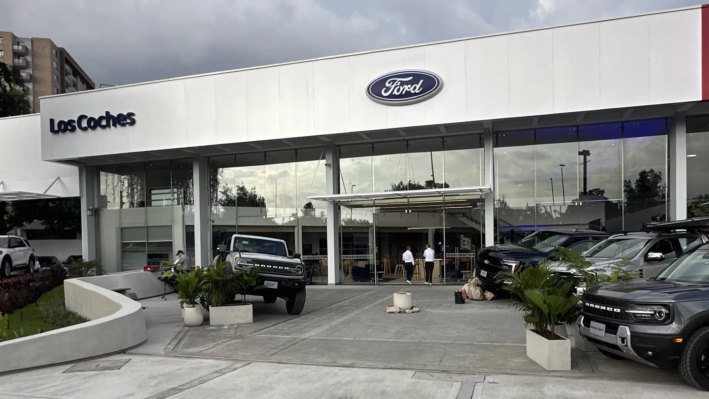 expansión de Ford: Fachada del concesionario Ford Los Coches con vehículos exhibidos.