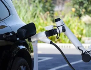 cuidado de baterías Geely: Vehículo eléctrico Geely en proceso de carga.