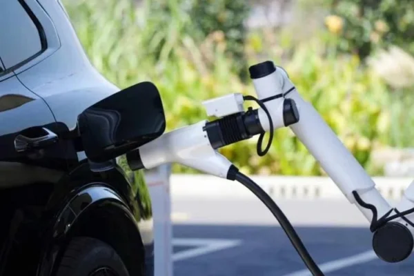 cuidado de baterías Geely: Vehículo eléctrico Geely en proceso de carga.