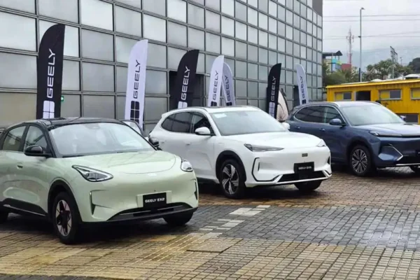 movilidad híbrida Geely: Vehículos Geely híbridos exhibidos en evento.