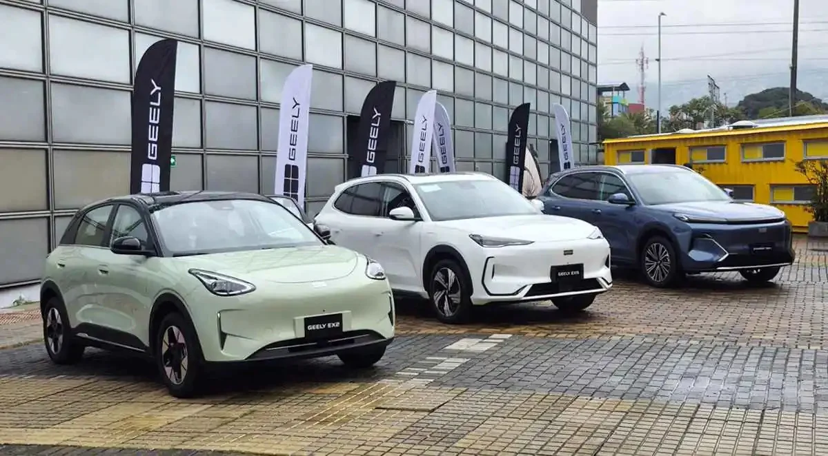 movilidad híbrida Geely: Vehículos Geely híbridos exhibidos en evento.