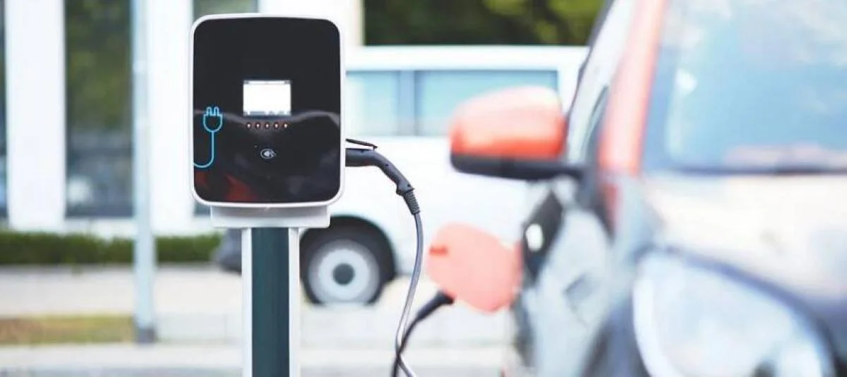 movilidad híbrida Geely: Vehículo Geely conectándose a estación de carga eléctrica.