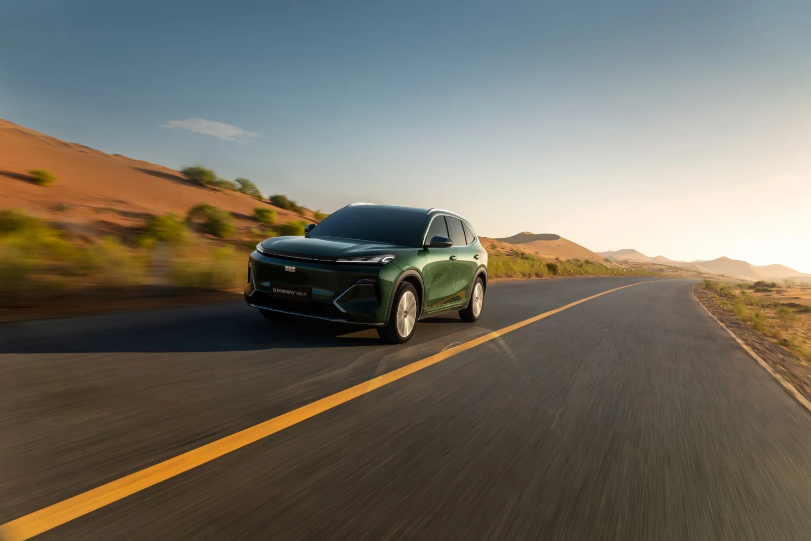 Geely Starray EM-R Monjaro EM-i: Geely Starray EM-R en carretera con paisaje desértico.
