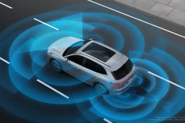 seguridad automotriz Geely: Geely SUV gris, techo panorámico, sistema ADAS.