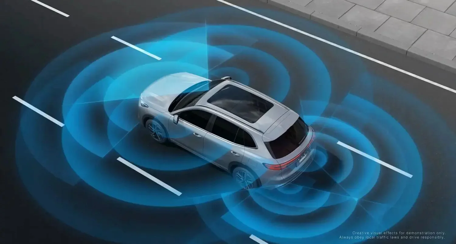 seguridad automotriz Geely: Geely SUV gris, techo panorámico, sistema ADAS.