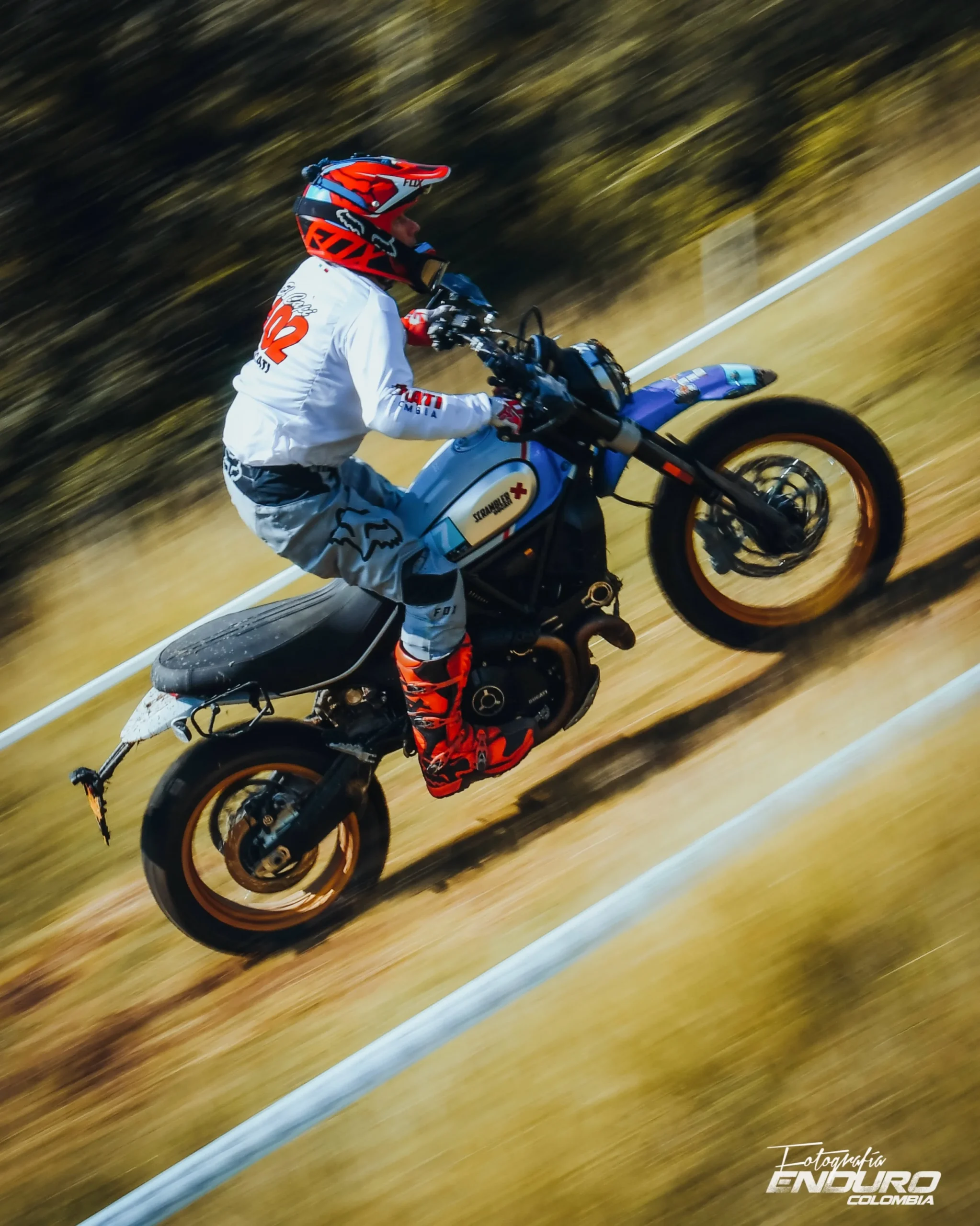 Resultados de Gladiadores Off Road: un final vibrante en Santa Fe de Antioquia 4 resultados de Gladiadores Off Road: Piloto en motocicleta en competencia de off road.