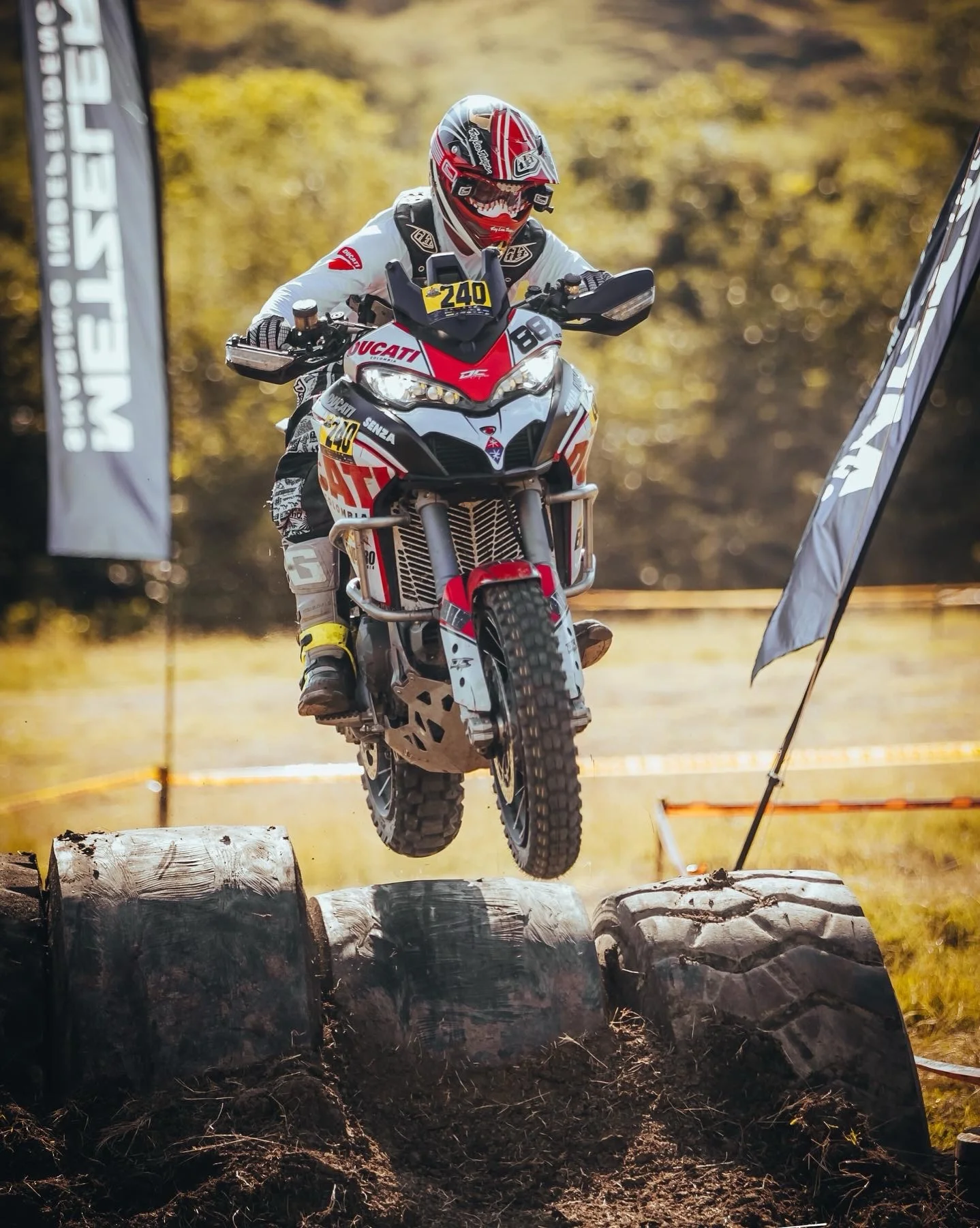 Resultados de Gladiadores Off Road: un final vibrante en Santa Fe de Antioquia 6 resultados de Gladiadores Off Road: Motociclista salta llantas en competencia off road.