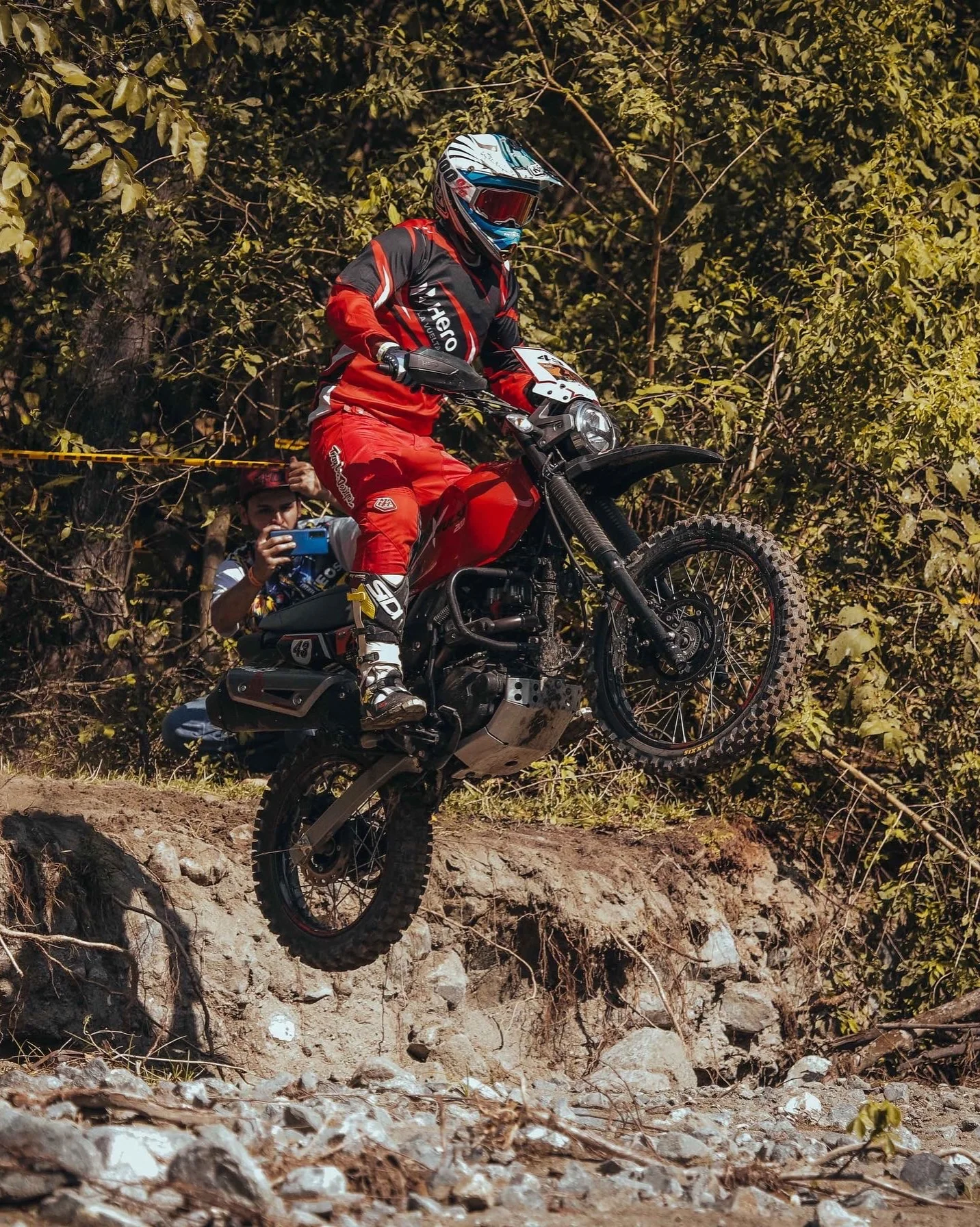 Resultados de Gladiadores Off Road: un final vibrante en Santa Fe de Antioquia 7 resultados de Gladiadores Off Road: Motociclista en acción saltando en competencia.