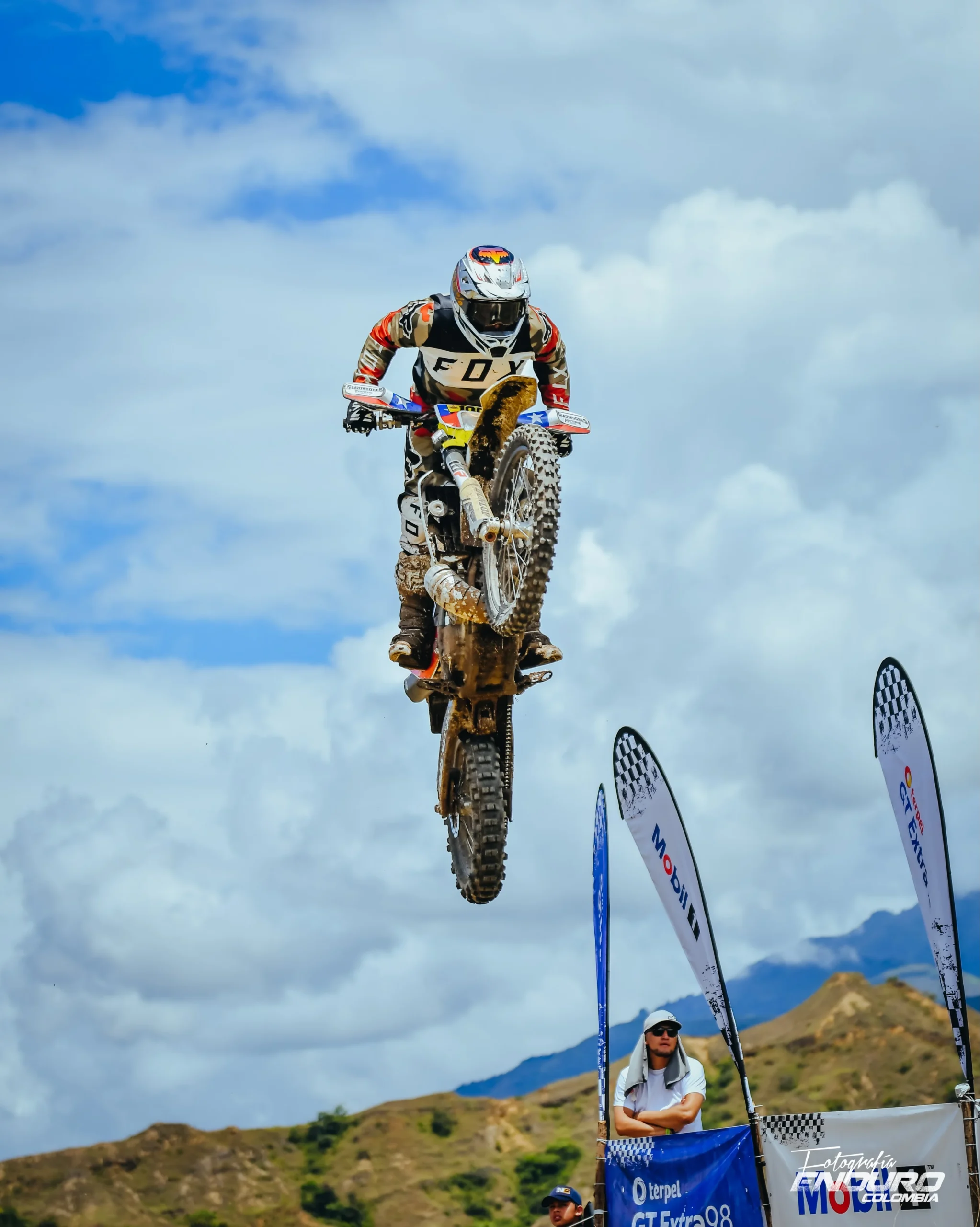 Resultados de Gladiadores Off Road: un final vibrante en Santa Fe de Antioquia 8 resultados de Gladiadores Off Road: Motociclista en pleno salto en competencia off road.