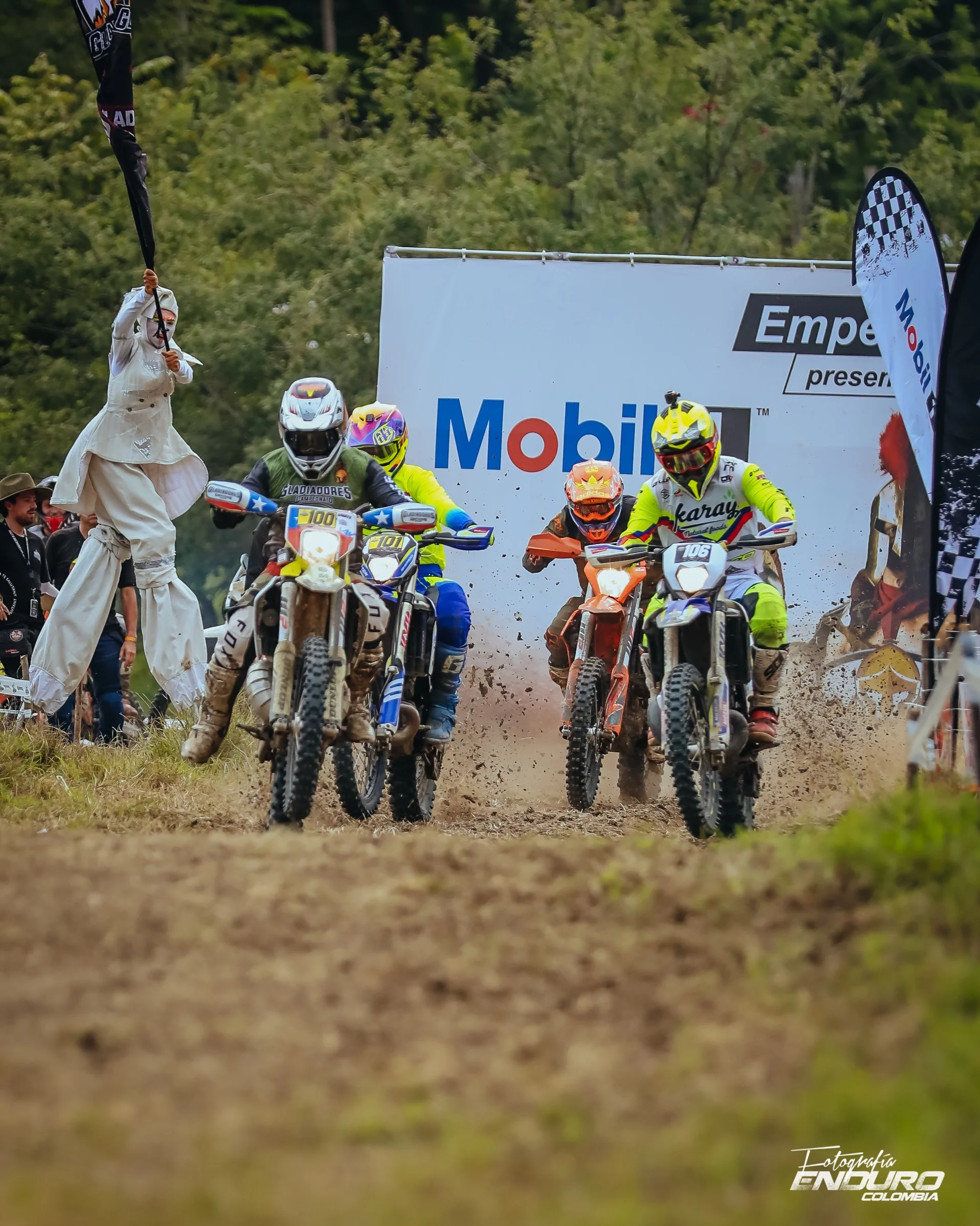 Resultados de Gladiadores Off Road: un final vibrante en Santa Fe de Antioquia 5 resultados de Gladiadores Off Road: Motos de competencia en carrera de off road.
