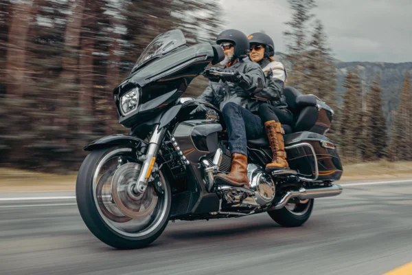 Expo2Ruedas 2026: Pareja en motocicleta Harley-Davidson recorriendo ruta escénica.