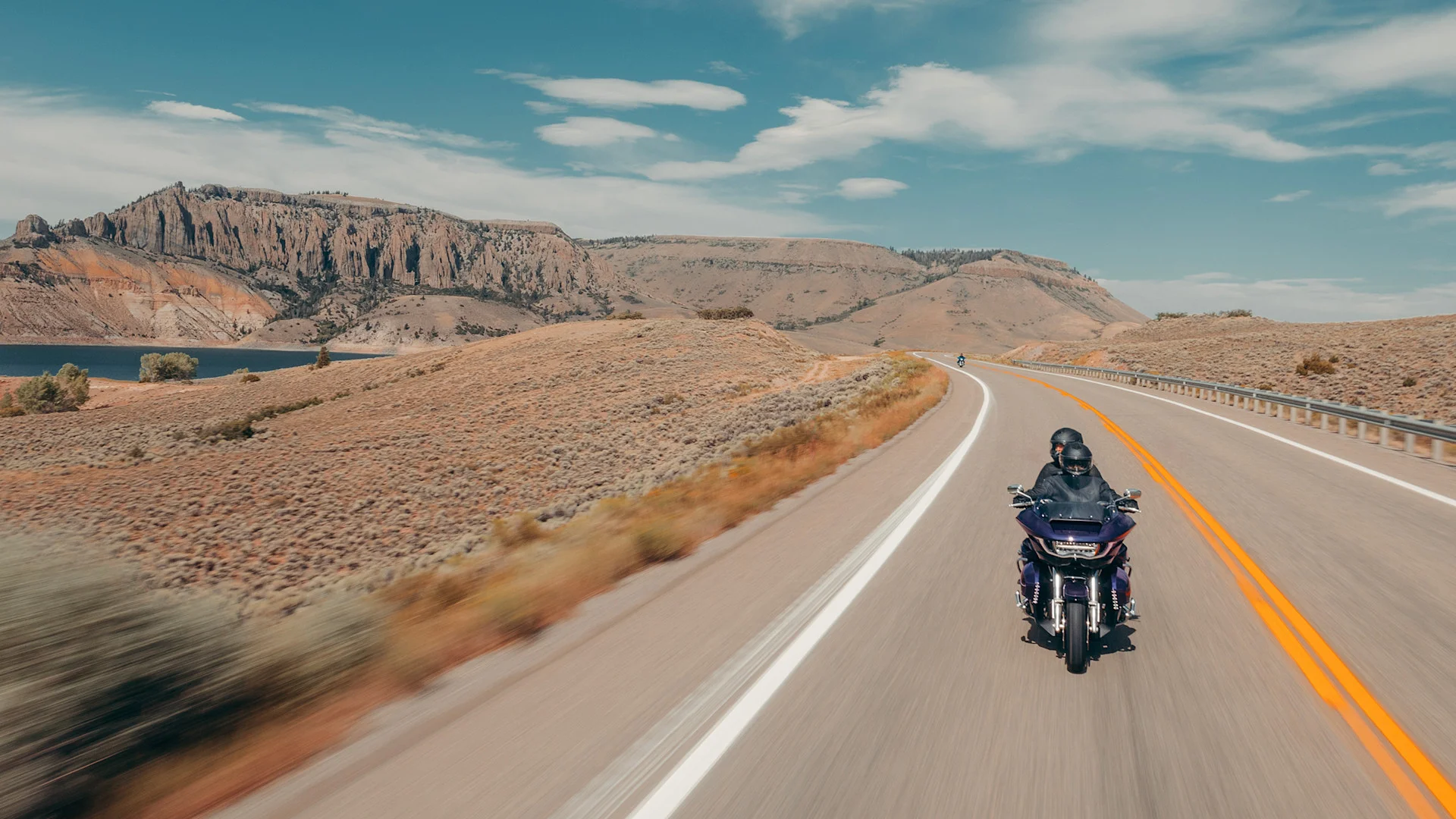 Expo2Ruedas 2026: Motociclistas en una Harley-Davidson por carretera desértica.