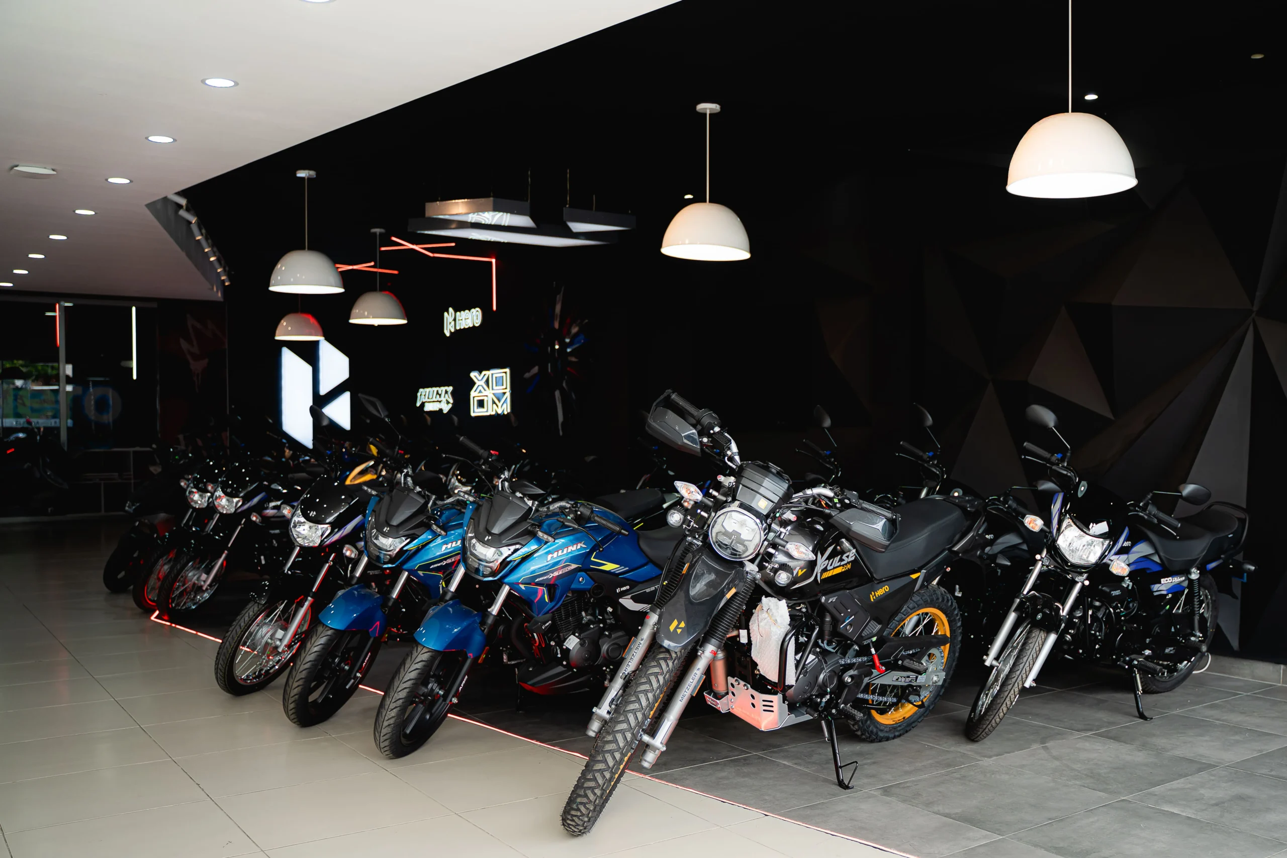 millón de motocicletas Hero: Motocicletas Hero MotoCorp en vitrina de concesionario.