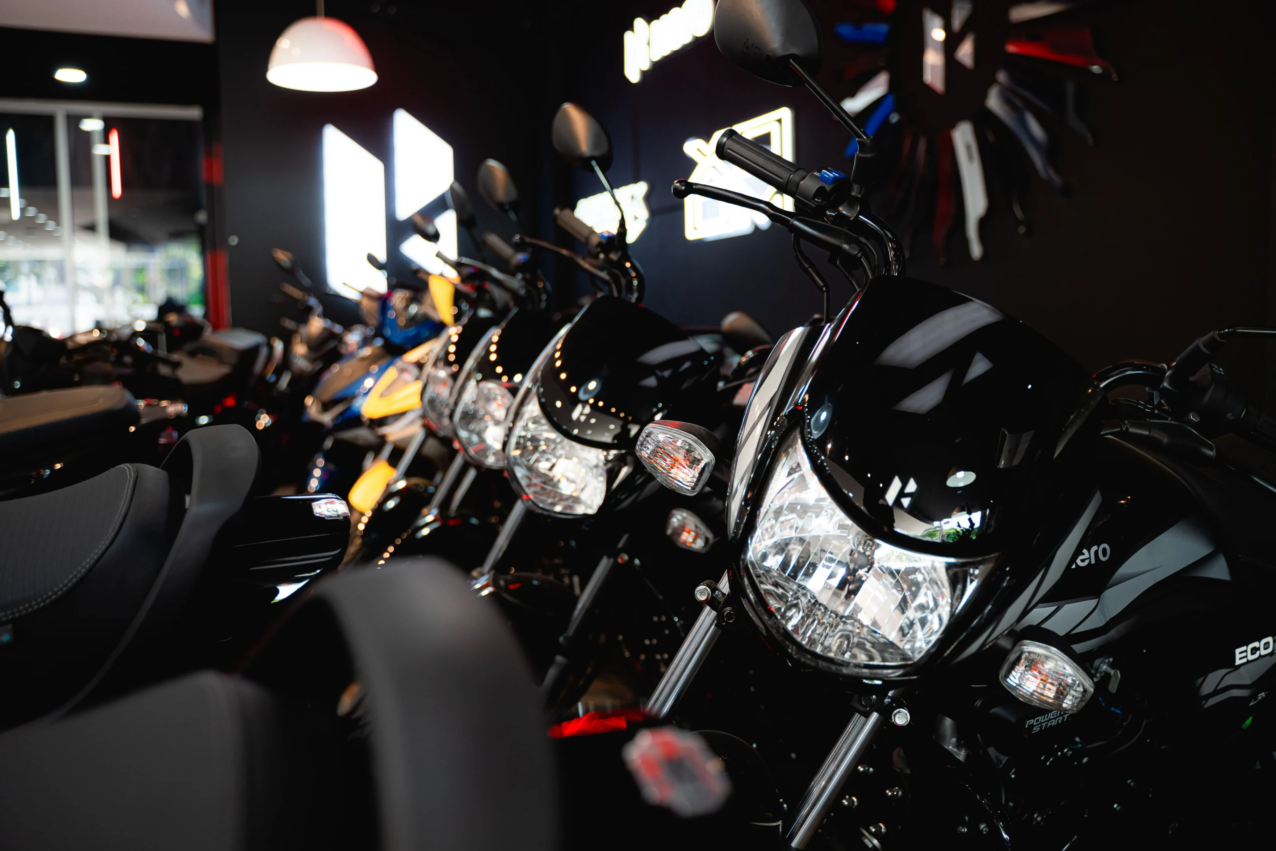 millón de motocicletas Hero: Detalle frontal de motocicletas Hero MotoCorp en exhibición.