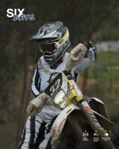 Daniella Acosta Six Days: Piloto Daniella Acosta con moto Husqvarna en competencia.