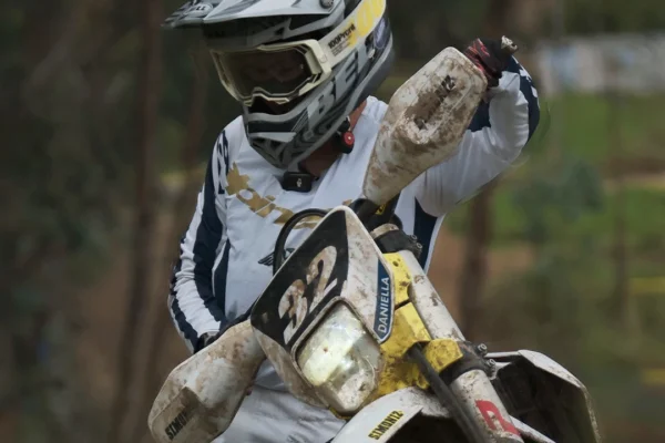 Daniella Acosta Six Days: Piloto Daniella Acosta con moto Husqvarna en competencia.