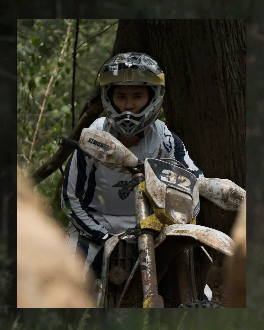 Daniella Acosta Six Days: una hazaña colombiana de resistencia en enduro 3 Daniella Acosta Six Days: Piloto Husqvarna Daniella Acosta en motocicleta de enduro.