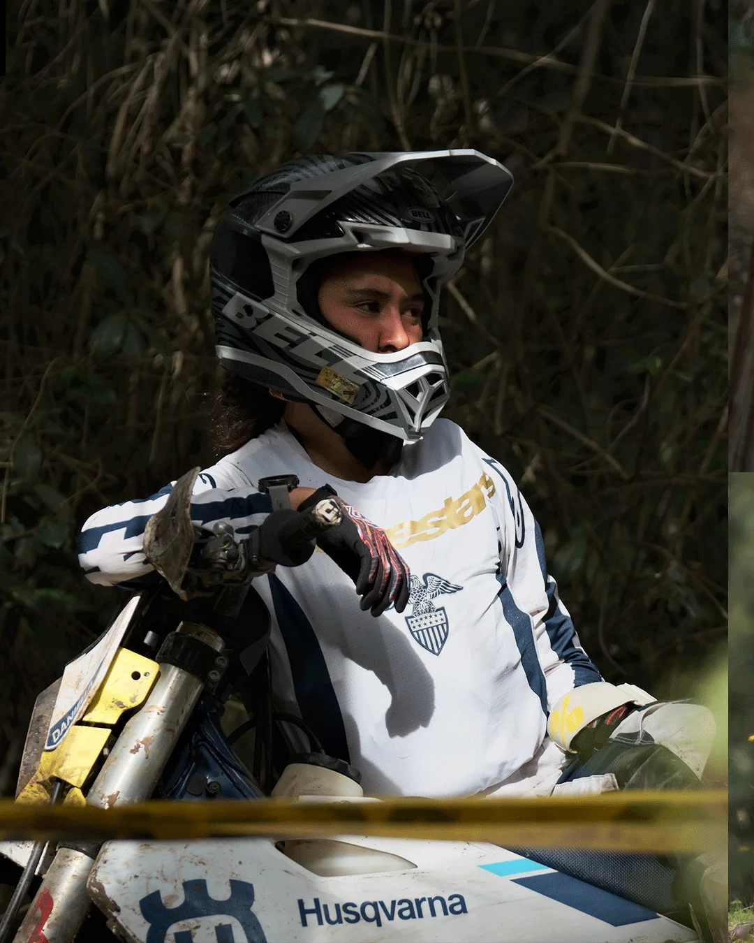 Daniella Acosta Six Days: una hazaña colombiana de resistencia en enduro 4 Daniella Acosta Six Days: Piloto de Husqvarna Daniella Acosta con casco y traje.