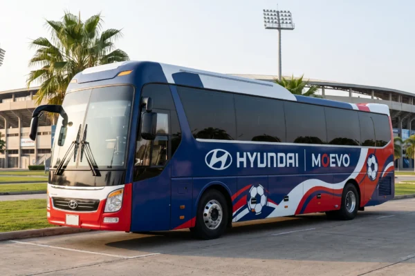 donación de Hyundai: Bus Hyundai MOEVO apoyando fundación con jóvenes.