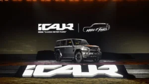 iCAUR V25 SUV gris en escenario con logo de la marca.