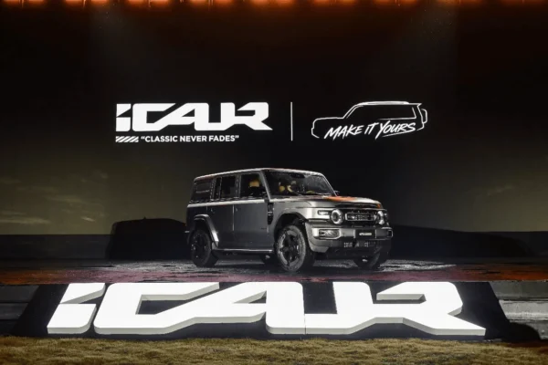 iCAUR V25 SUV gris en escenario con logo de la marca.