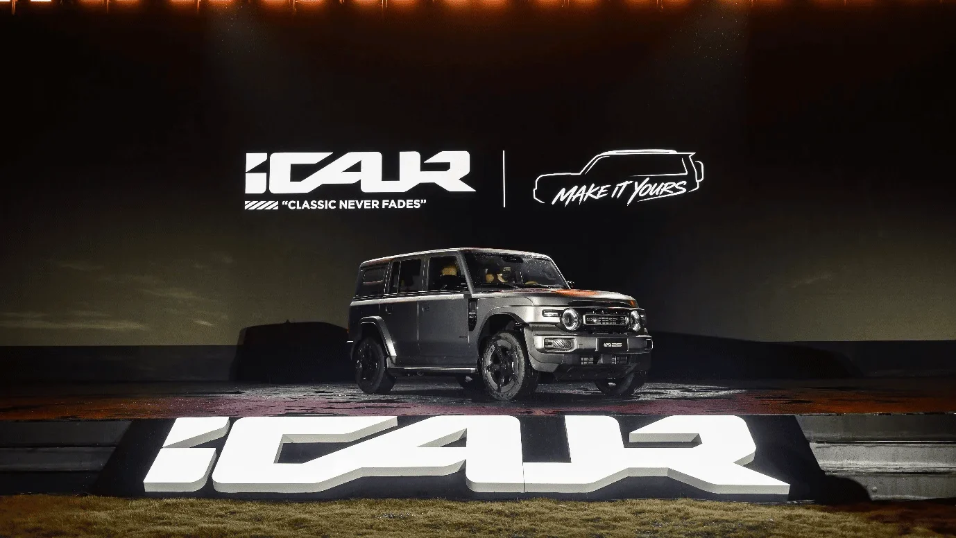 iCAUR V25 SUV gris en escenario con logo de la marca.