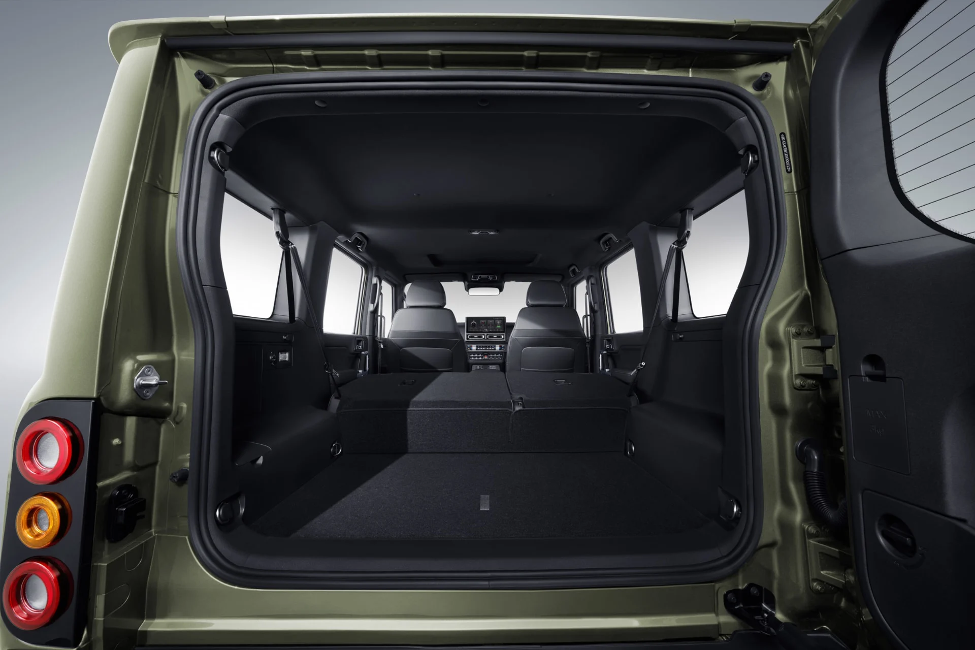 212 T01 Adventure: un todoterreno puro llega a Colombia con doble eje rígido 3 T01 Adventure: Interior SUV con asientos abatidos