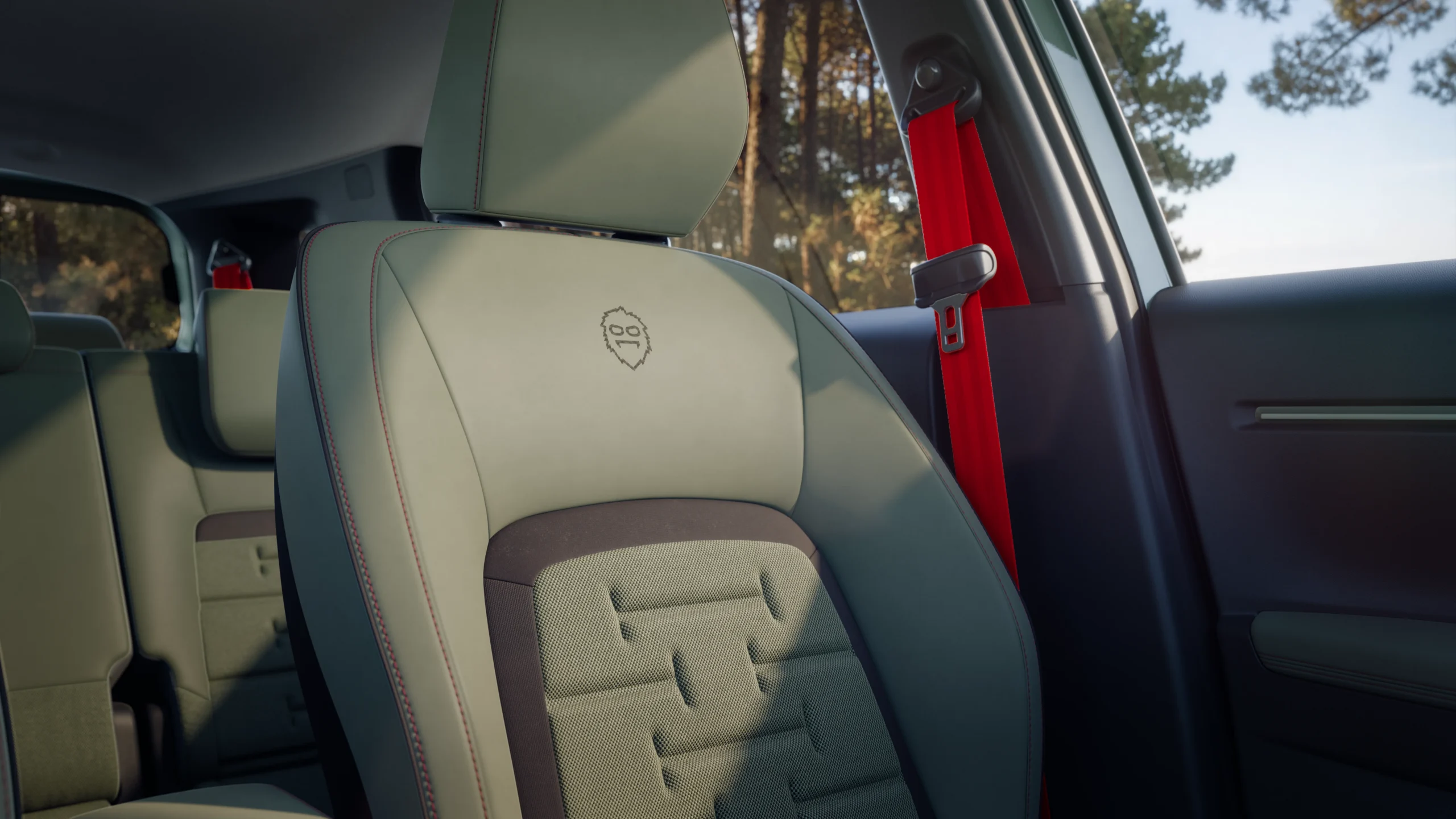 Citroën Outdoor: la nueva línea que infunde aventura diaria en sus modelos 3 Citroën Outdoor: Detalle interior de asiento de vehículo con costuras rojas.