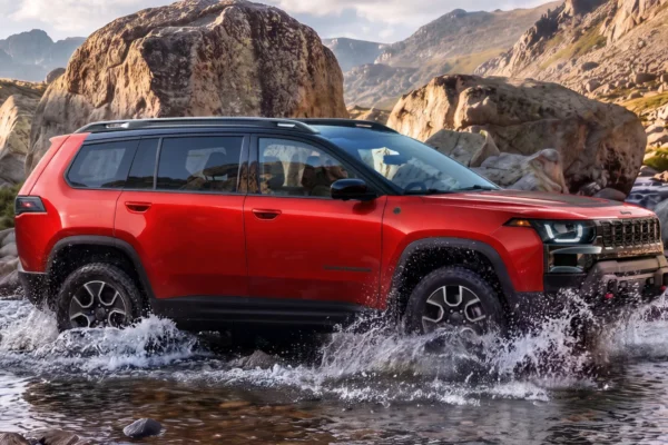 Jeep Cherokee Trailhawk: Jeep Cherokee 2023 atravesando un río en un paisaje montañoso.